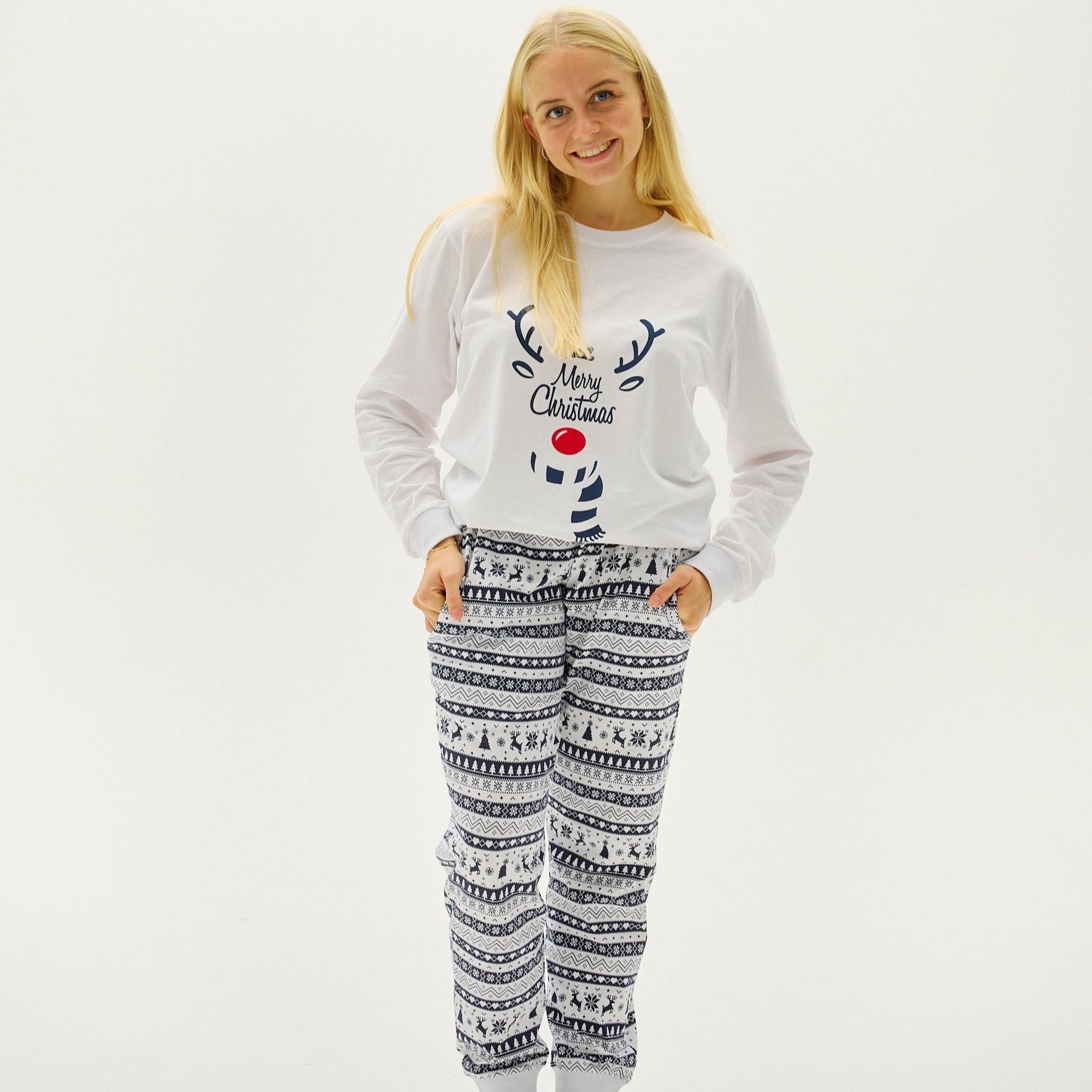 Eine Frau trägt einen weißen Weihnachtspyjama mit einem Rentier darauf.